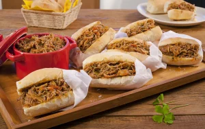 Sanduíche de Pernil Desfiado